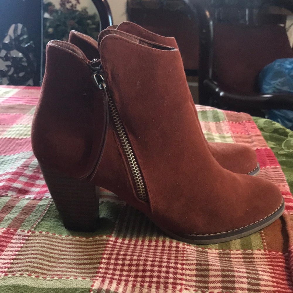 Woman’s booties size 6